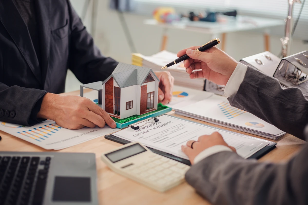 O imóvel se consolida como um instrumento clássico e estrutural de preservação de riqueza