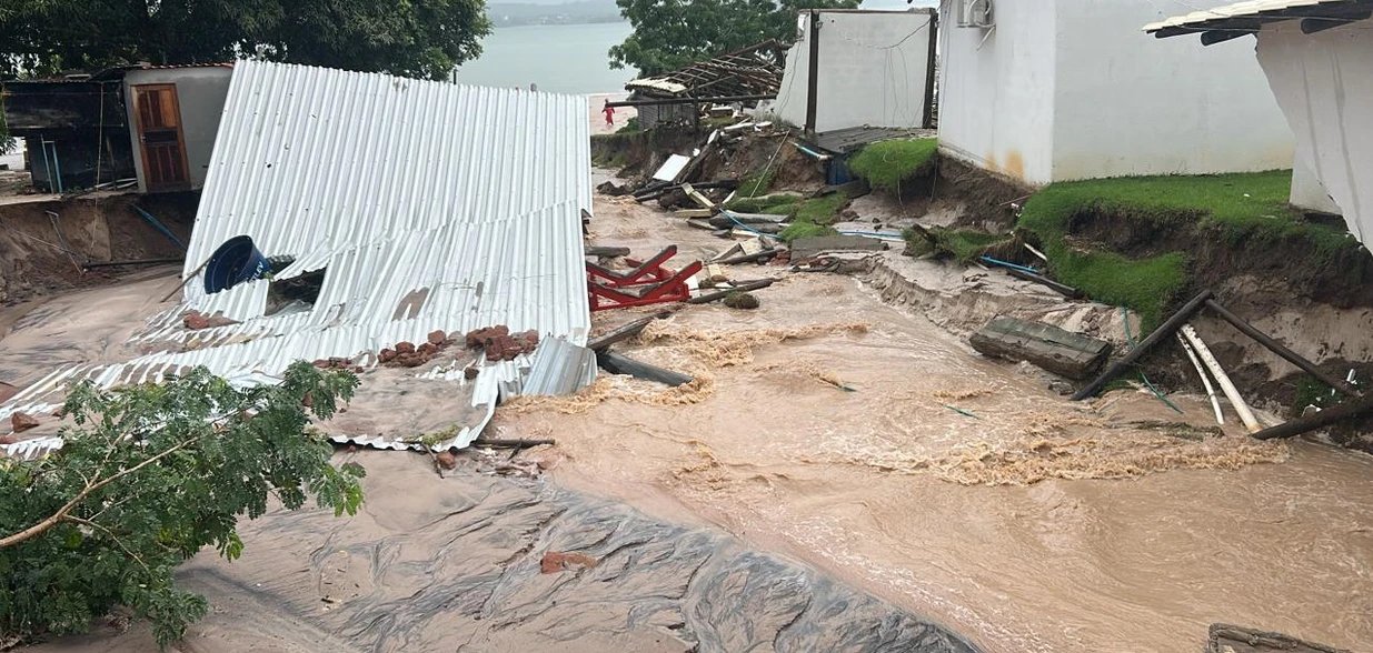 Casa desabou depois de um deslizamento de terra na região de Lagoa Jesuína; menino de 10 anos estava desaparecido desde então