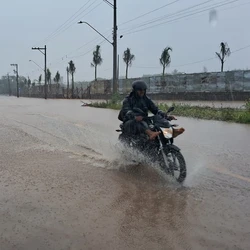 Foram 100 milímetros de chuva em 24 horas; bairros da Região 5 apresentam pontos de alagamento nesta quarta-feira (21)