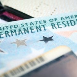 Medida entra em vigor nesta quarta-feira e congela o processamento de vistos permanentes para cidadãos de países considerados de "alto risco de uso para benefícios públicos", entre eles o Brasil.