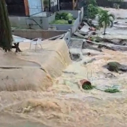 Município registrou o maior volume de chuva do Espírito Santo em 24 horas, e equipes enfrentam dificuldades de acesso para as buscas – que contam com apoio de helicóptero