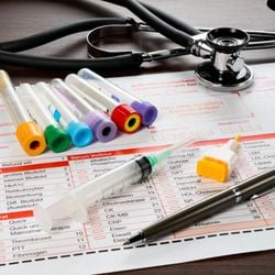 Testes e consultas médicas regulares ajudam a identificar condições em estágio inicial e contribuem para o bem-estar