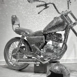 Museu da História da Moto chega ao shopping Praia da Costa com exposição inédita da única Harley-Davidson de espelhos do mundo