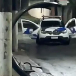 A vítima estava de bicicleta quando foi surpreendida por três homens em um carro, na madrugada desta quarta-feira (21)