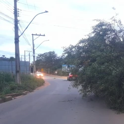 Volume de chuva causou alagamentos, interdições viárias e, por conta do desabamento de uma casa, uma criança morreu na madrugada desta quarta-feira (21)