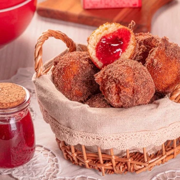 Imagem - Bolinho de chuva com geleia de morango é dica para o lanche; veja como fazer