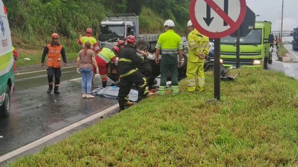 Segundo a Ecovias Capixaba, a colisão ocorreu no km 287,5 da rodovia federal e seis pessoas escaparam ilesas