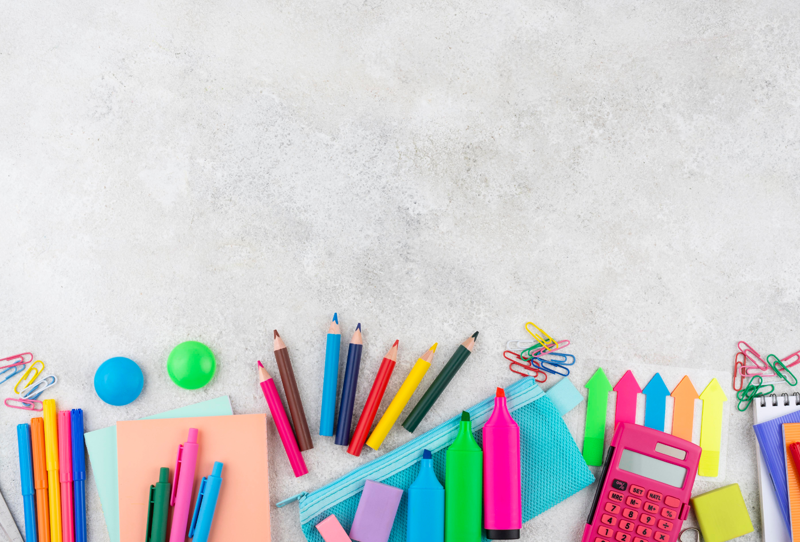 Entenda como economizar e se organizar na compra da lista de materiais nas volta às aulas. Crédito: Canva