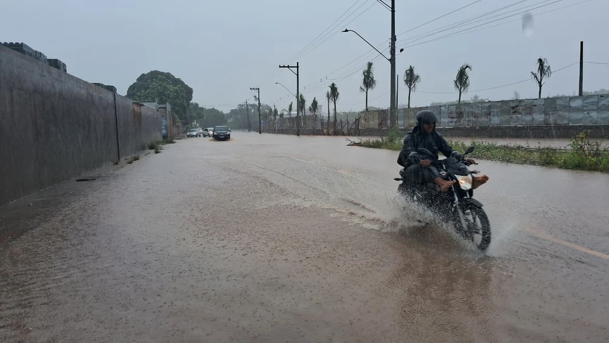 Avenida Ayrton Senna, no bairro Barramares, em Vila Velha, registra pontos de alagamento