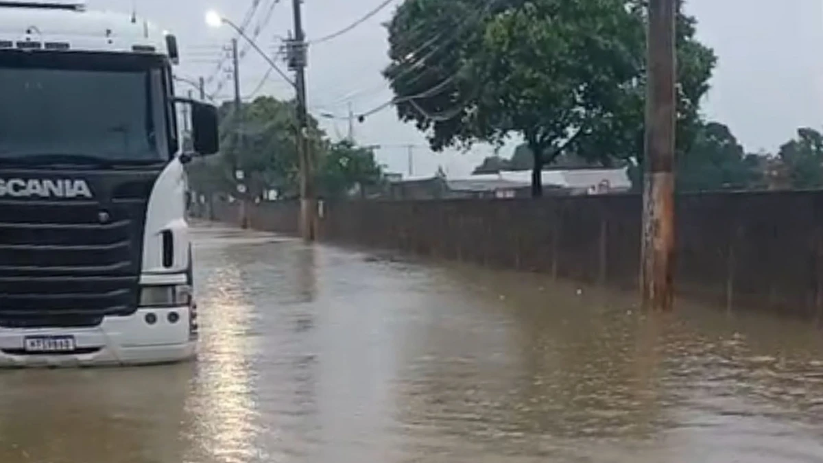 Chuva causa alagamentos no bairro Bebedouro, em Linhares