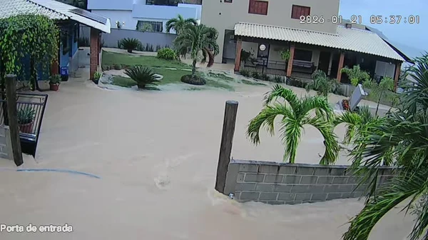 Chuva forte provoca estragos em Rio Bananal por Leitor | A Gazeta 