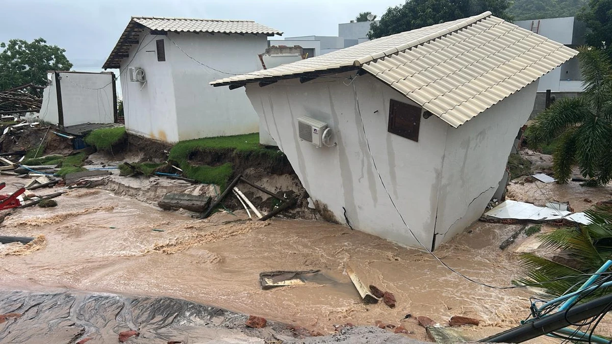 Chuvas fortes causam desabamento e mobilizam Bombeiros em Rio Bananal por Leitor A Gazeta