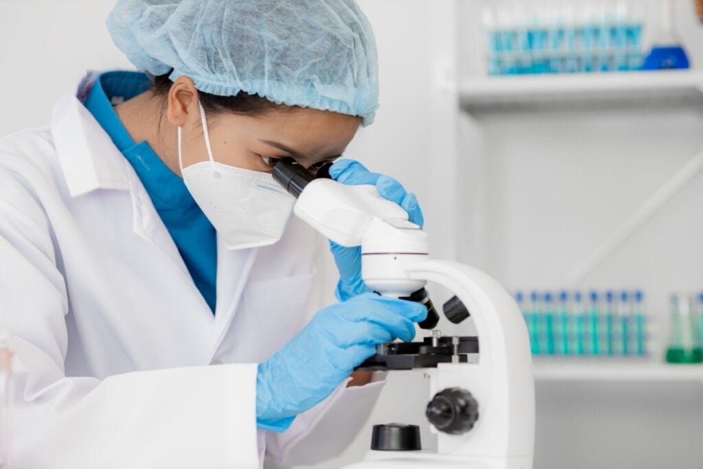 O exame de fezes pode ajudar a identificar uma série de problemas de saúde (Imagem: Nan Tun Nay | Shutterstock)