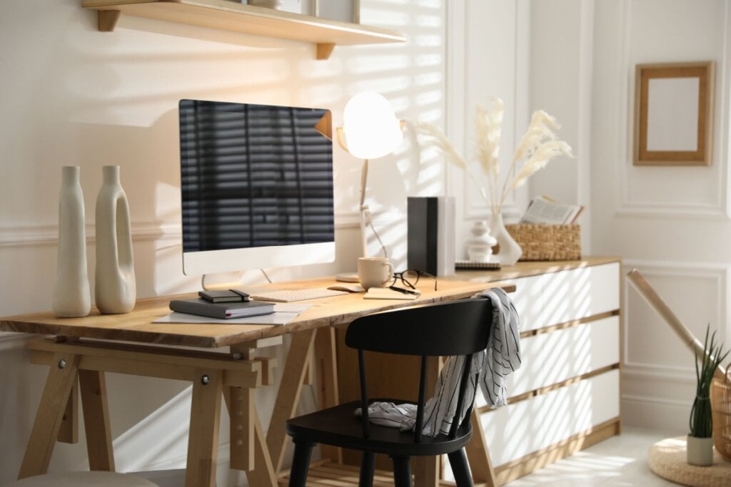 Organizar a mesa e separar os materiais necessários reduz interrupções desnecessárias (Imagem: New Africa | Shutterstock)