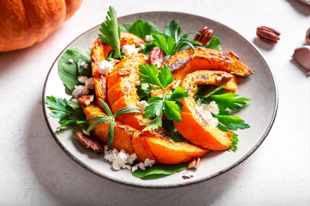Salada de abóbora com queijo cottage e nozes (Imagem: Oksana Mizina | Shutterstock)