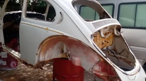 Fusca modelo 1981 em processo de restauração por Lívio Meirelles/Arquivo pessoal