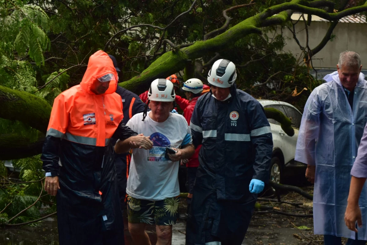 Seis carros atingidos por árvore em frente à Maternidade Unimed, em Santa Lúcia. Não houve feridos por Fernando Madeira/A Gazeta