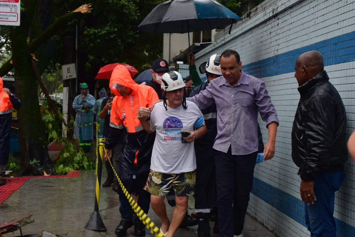 Seis carros atingidos por árvore em frente à Maternidade Unimed, em Santa Lúcia. Não houve feridos por Fernando Madeira/A Gazeta