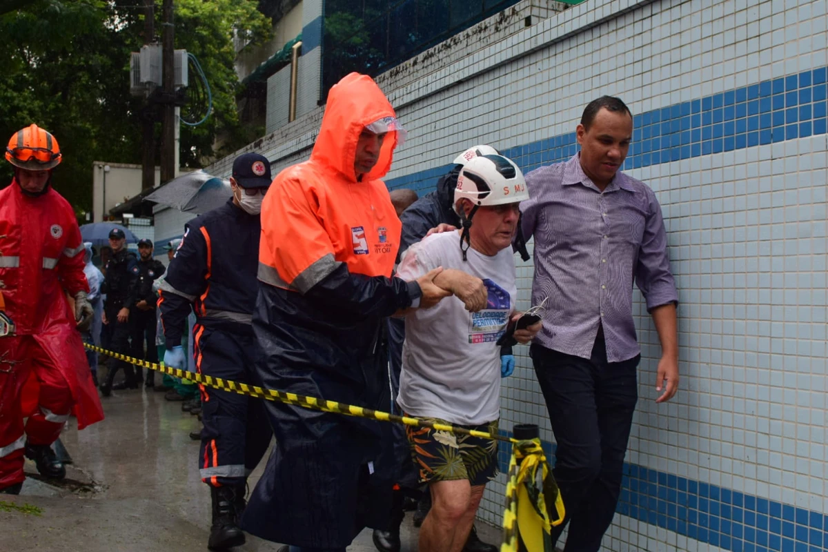 Seis carros atingidos por árvore em frente à Maternidade Unimed, em Santa Lúcia. Não houve feridos por Fernando Madeira/A Gazeta