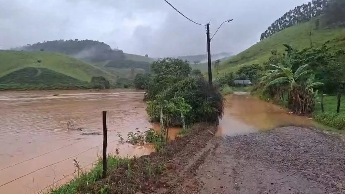 Temporal provoca alagamentos na comunidade de Santo Antônio, em Ibiraçu por Leitor | A Gazeta
