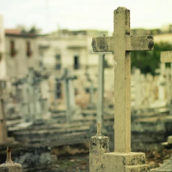 Em processo na Justiça, a vítima ainda relata cobrança de dízimos por pastor sob ameaça de que forças malignas destruiriam a vida dele e da família