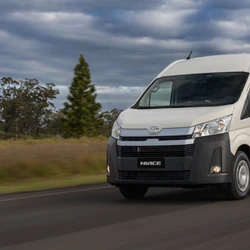 A marca japonesa estreou o modelo ano passado no Brasil com a versão van de passageiros e agora traz a versão furgão com motor 2.8 turbodiesel da Hilux e 10 anos de garantia