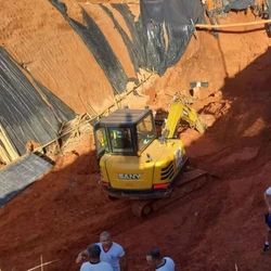 O desmoronamento ocorreu durante as escavações no interior da empresa; as vítimas foram encontradas em parada cardiorrespiratória