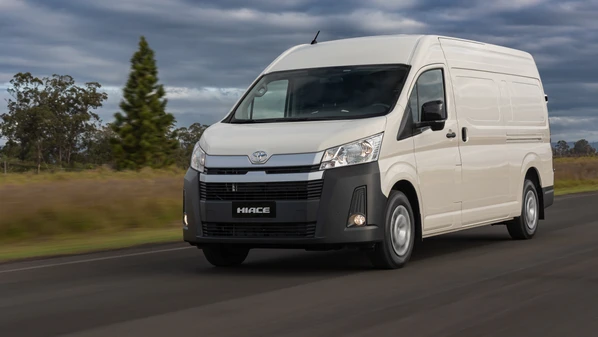 A marca japonesa estreou o modelo ano passado no Brasil com a versão van de passageiros e agora traz a versão furgão com motor 2.8 turbodiesel da Hilux e 10 anos de garantia