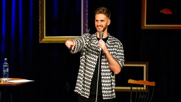 Espetáculo reúne piadas, reflexões e situações do dia a dia a partir da visão de quem veio de fora e acabou se sentindo em casa