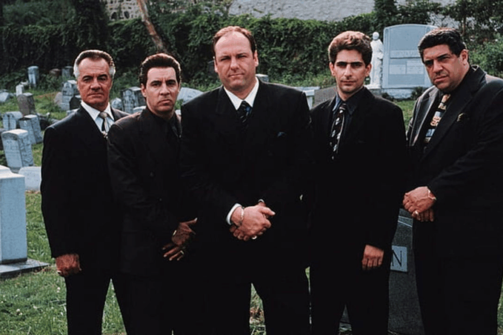 “Família Soprano” é uma série com diálogos afiados, personagens profundos e uma abordagem psicológica inovadora (Imagem: Reprodução digital | Chase Films, Brad Gray Television e HBO)