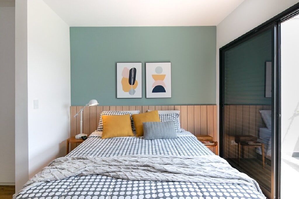 A cama deve ter tamanho proporcional ao ambiente (Projeto: Rawi Arquitetura + Design | Imagem: Juliana Deeke)