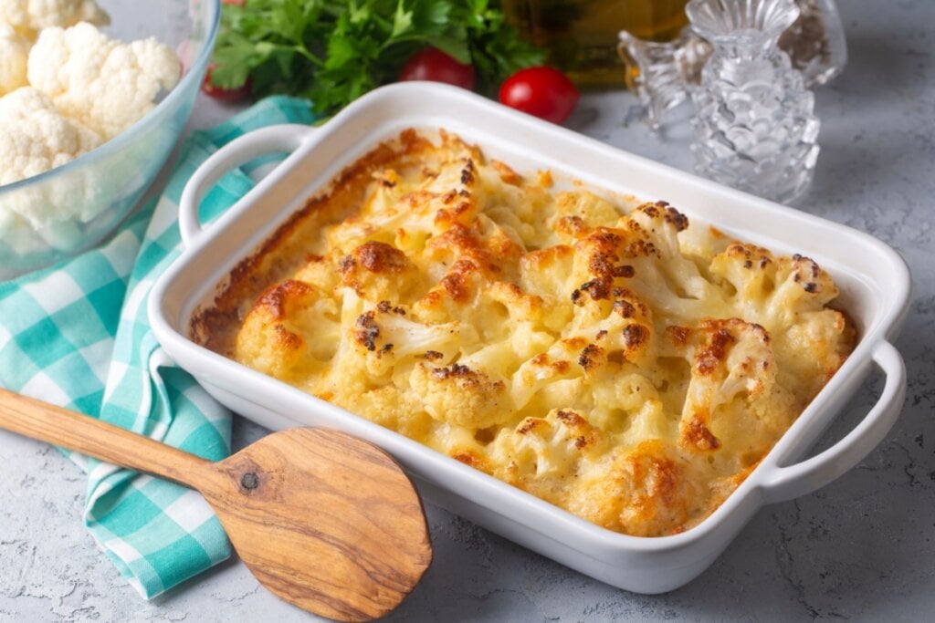Couve-flor gratinada com molho branco (Imagem: Esin Deniz | Shutterstock)