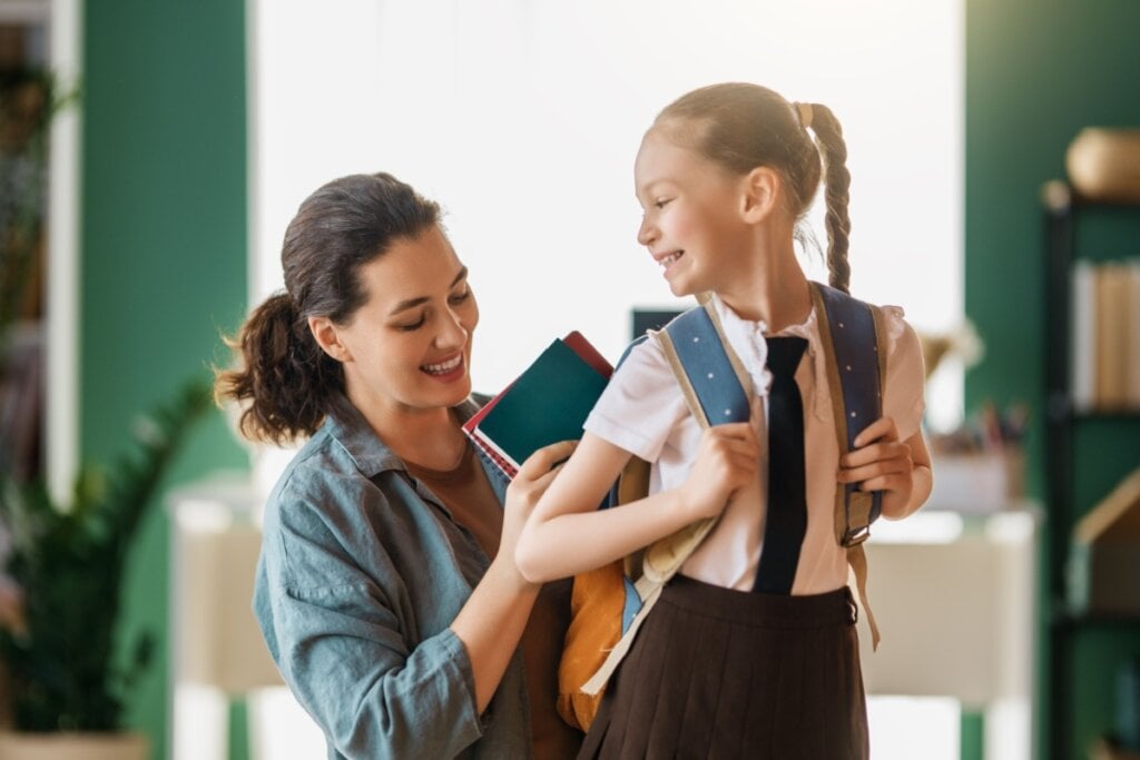 Demonstrar confiança, paciência e constância ajuda a criança a entender que ela está em um espaço seguro (Imagem: Yuganov Konstantin | Shutterstock)