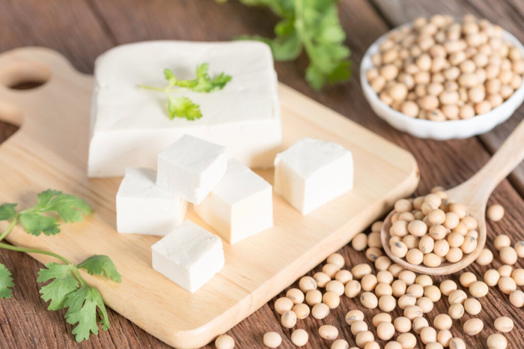 O tofu é versátil e rico em proteínas graças a sua origem e método de produção (Imagem: inewsfoto | Shutterstock)