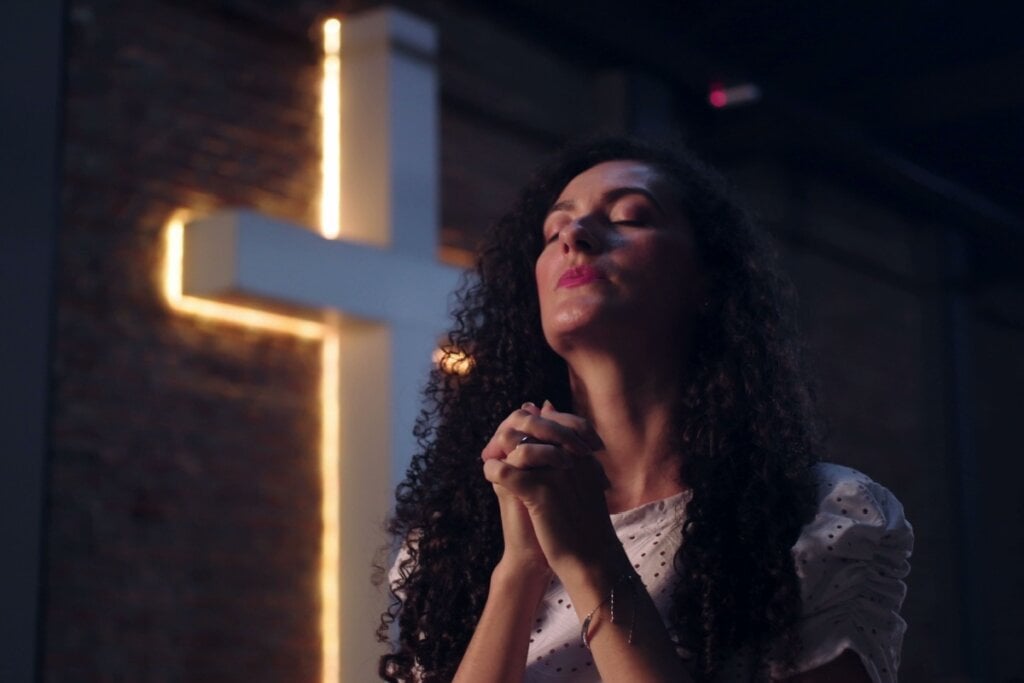 Orações a São Vicente rogam por sua intercessão, proteção e força espiritual (Imagem: Bricolage | Shutterstock)