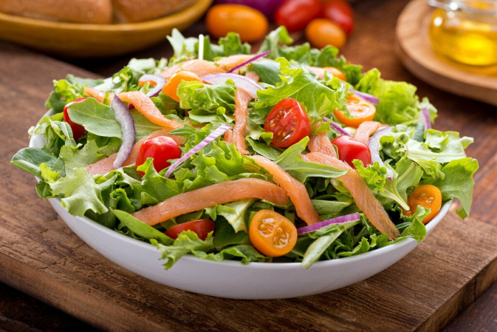 Salada de alface com salmão(Imagem: Foodio | Shutterstock)