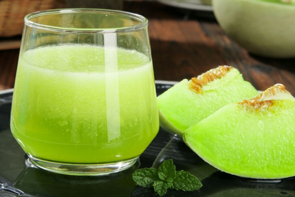 Suco verde de melão com hortelã (Imagem: minhhieudamj | Shutterstock)