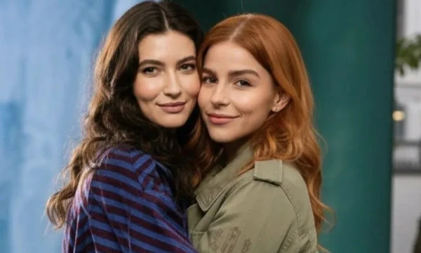 Lorena (Alanis Guillen) e Juquinha (Gabriela Medvedovsky)   em Três Graças