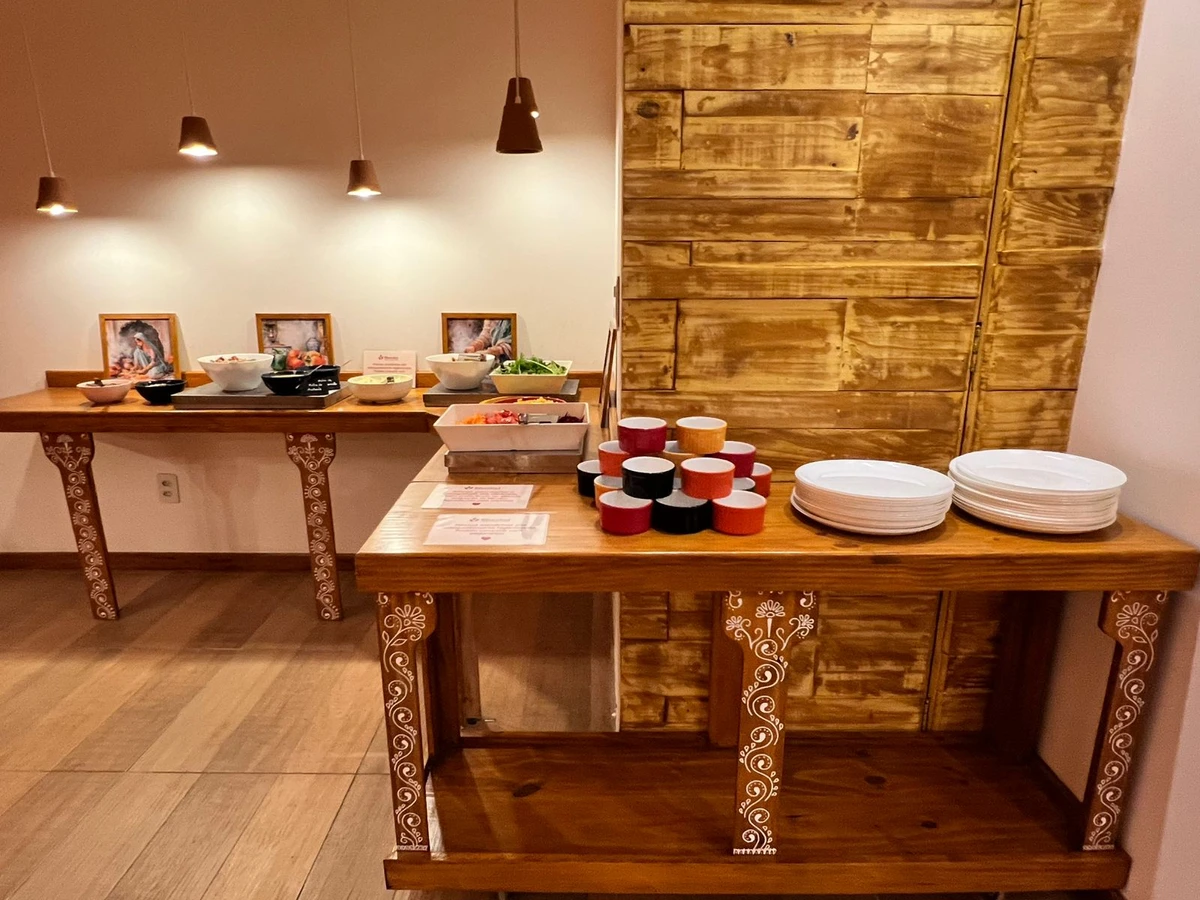 Self-service conta com entradas, caldinhos e pratos principais por Juliana Benichio