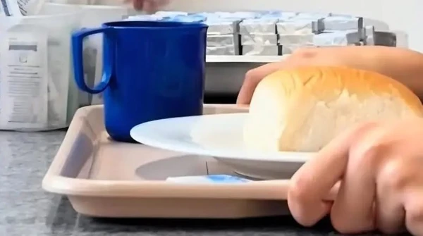 Usuário com bandeja do café da manhã da Ufes