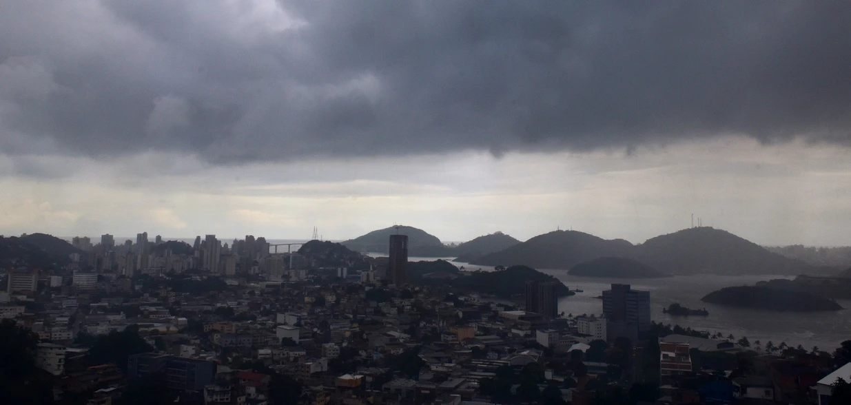 Meteorologista Mauro Bernasconi, da Defesa Civil, explica combinação de fenômenos que deve gerar chuvas intensas em território capixaba