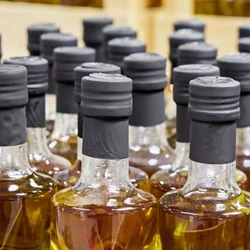 De acordo com a Anvisa, o azeite, vendido pela Shopee, tinha origem desconhecida; o sal grosso não tinha iodo e o doce de leite tinha problemas na rotulagem