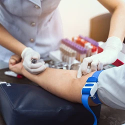 Um exame de sangue completo é uma das primeiras medidas que devem ser tomadas. Ele permite avaliar os níveis de colesterol, glicose, função hepática e renal, além de detectar condições