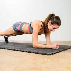 Os exercícios isométricos são indicados para iniciantes, pessoas em recuperação de lesões e também para quem deseja ganhar força sem sobrecarregar as articulações