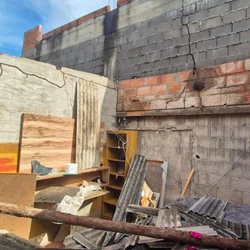 Estrutura de um quarto cedeu durante a noite no bairro Planalto; imóvel foi interditado e família encaminhada à Casa de Acolhida do município