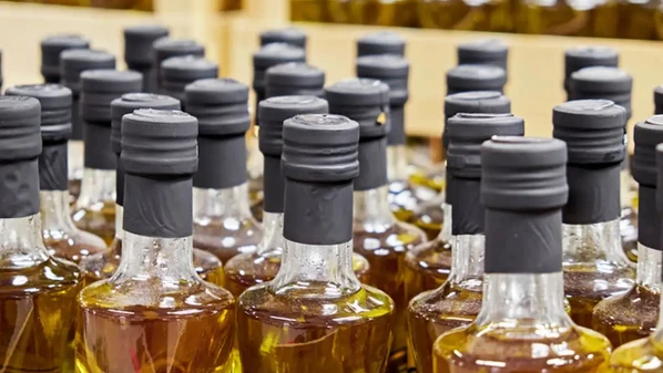 De acordo com a Anvisa, o azeite, vendido pela Shopee, tinha origem desconhecida; o sal grosso não tinha iodo e o doce de leite tinha problemas na rotulagem