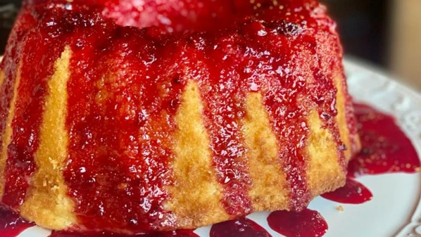 Bolo de coalhada com limão e calda de frutas vermelhas