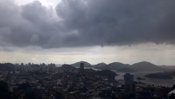 Meteorologista Mauro Bernasconi, da Defesa Civil, explica combinação de fenômenos que deve gerar chuvas intensas em território capixaba