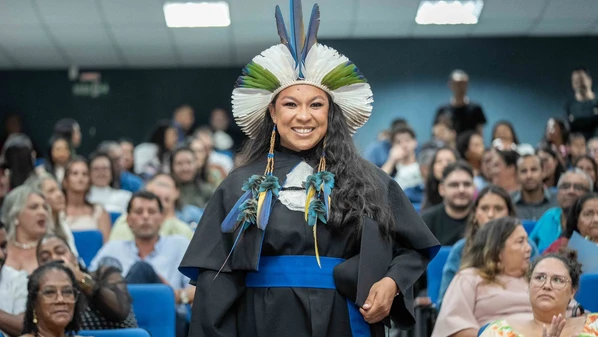Aos 28 anos, Dagmar Faísas concluiu o curso de Física no campus de São Mateus, após anos de dedicação e superação de obstáculos; na formatura, ela recebeu o diploma utilizando um cocar