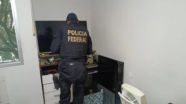 Foram apreendidos quatro dispositivos de armazenamento externo que continham cerca de 600 arquivos de conteúdo criminoso